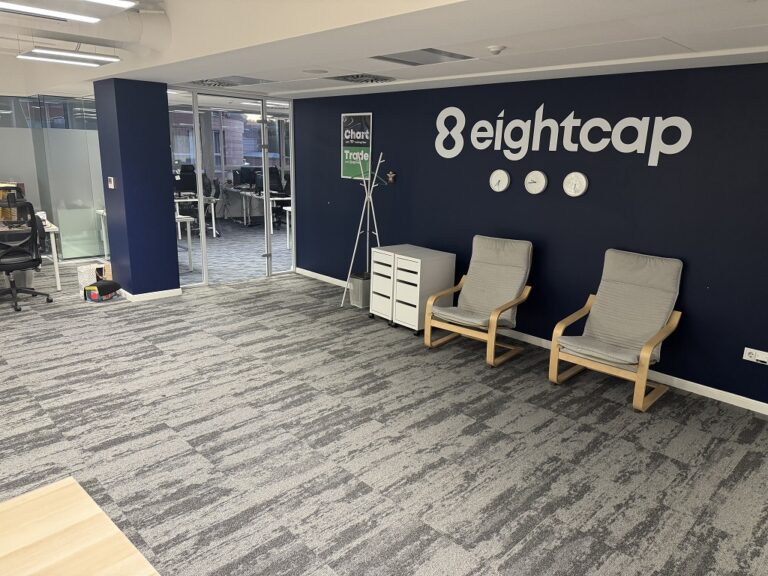 Офис EightCap