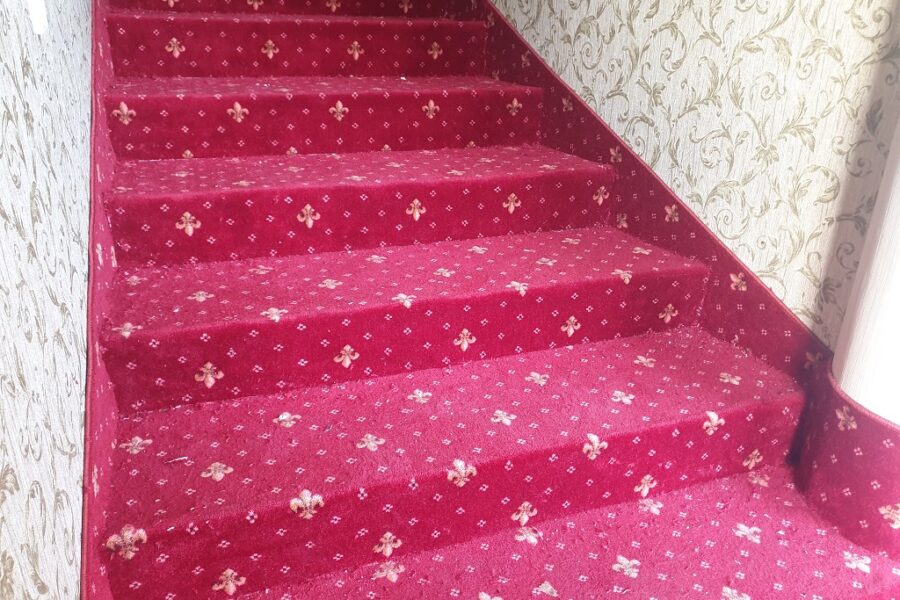 Монтаж на мокет по стълби – дали е подходящо решение за всеки дом?